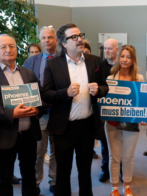 Die Bundestagspräsidentin Julia Klöckner nimmt in Berlin die Petition "Phoenix muss bleiben!" entgegen.
