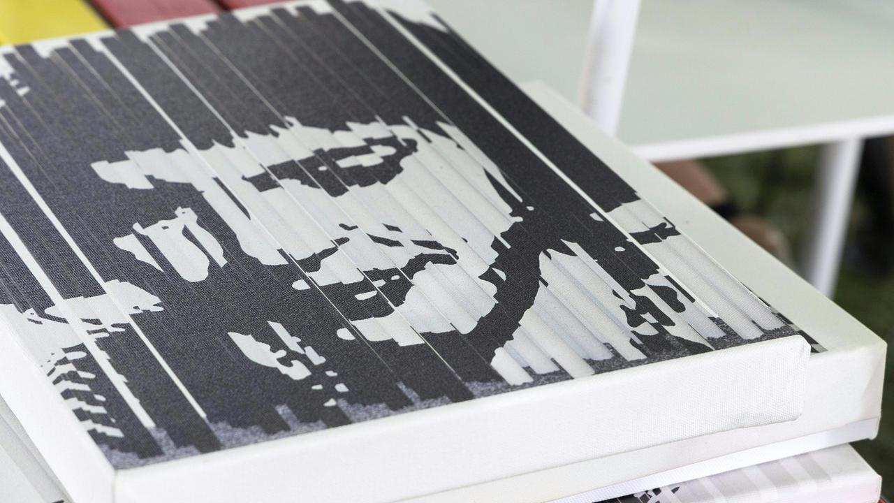 Eine Sitzunterlage mit dem Bild von Ingeborg Bachmann am Donnerstag, 26. Juni 2025 im ORF-Landesstudio in Klagenfurt.