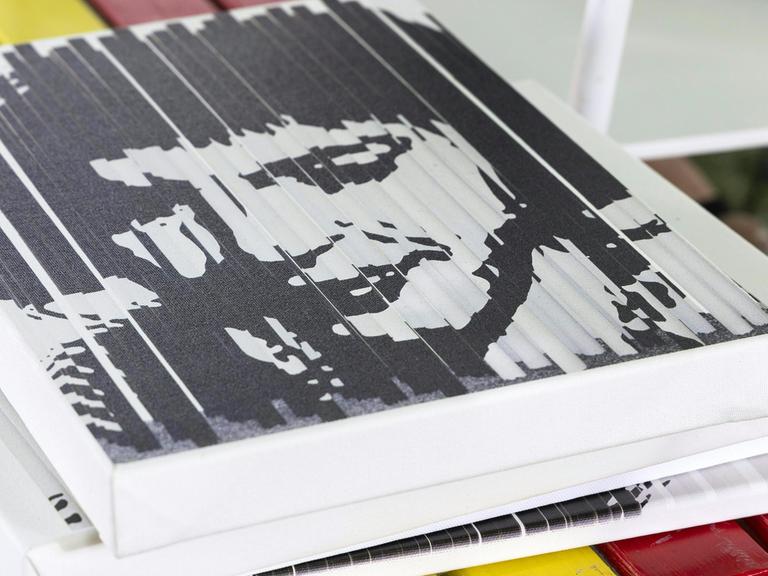 Eine Sitzunterlage mit dem Bild von Ingeborg Bachmann am Donnerstag, 26. Juni 2025 im ORF-Landesstudio in Klagenfurt.