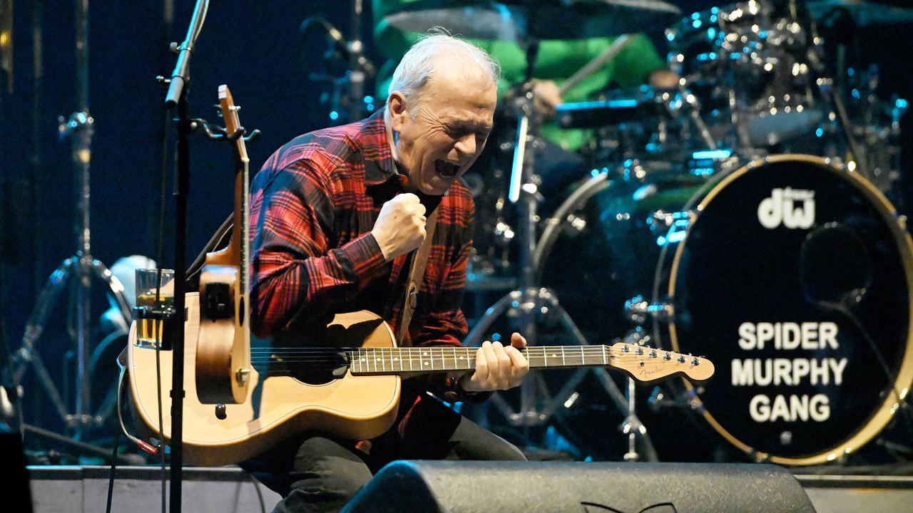 Sänger von Gitarrist der Spider Murphy Gang, Günther Sigl, bei einem Konzert auf der Bühne