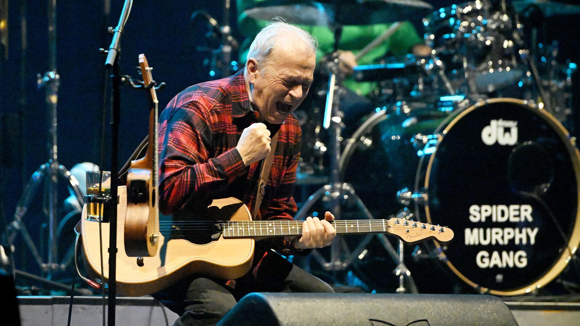 Sänger von Gitarrist der Spider Murphy Gang, Günther Sigl, bei einem Konzert auf der Bühne