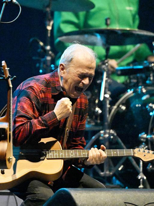 Sänger und Gitarrist der "Spider Murphy Gang", Günther Sigl, bei einem Konzert auf der Bühne