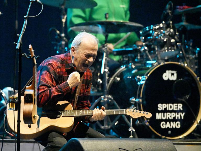 Sänger und Gitarrist der "Spider Murphy Gang", Günther Sigl, bei einem Konzert auf der Bühne