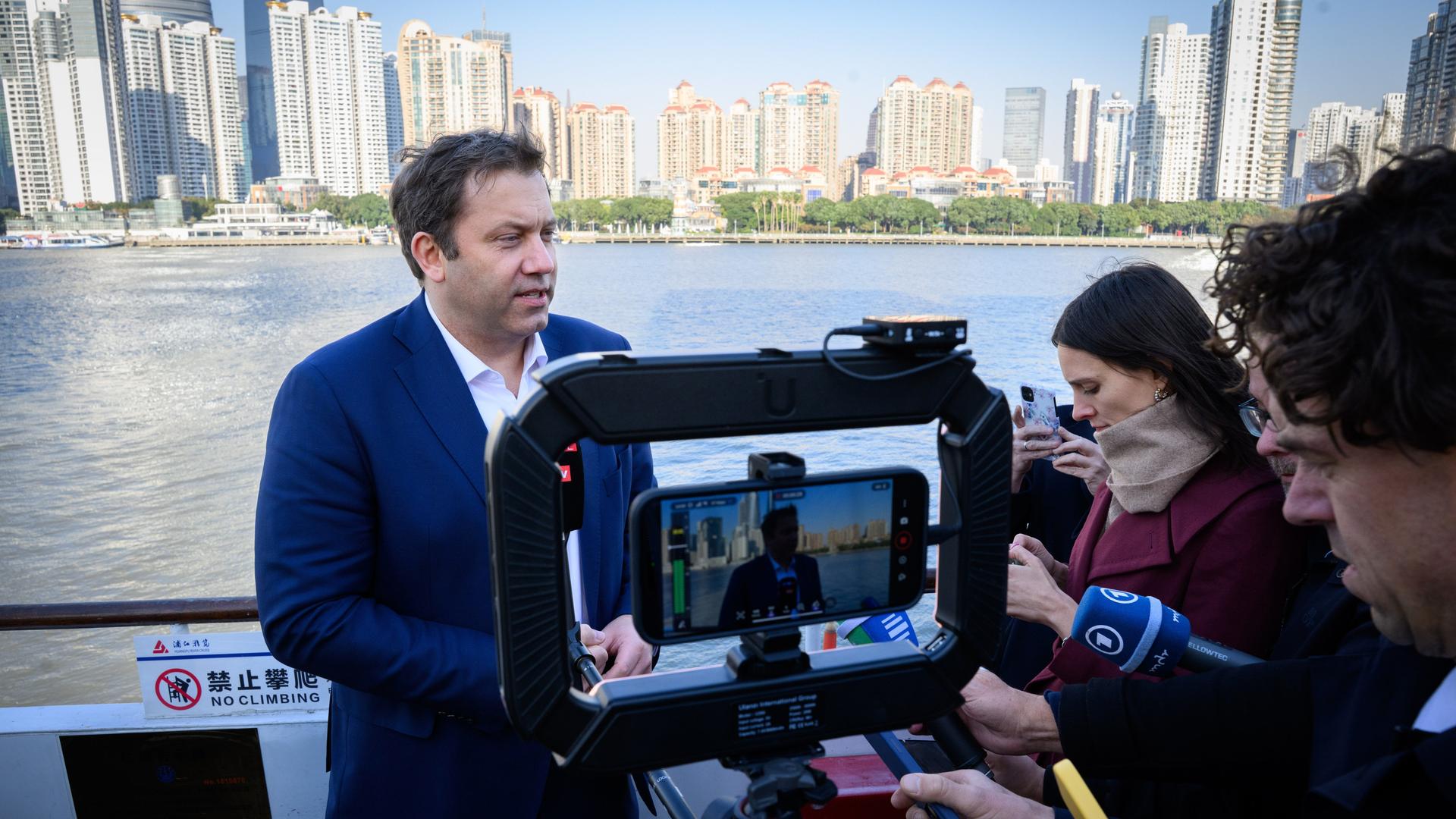 cShanghai: Lars Klingbeil (SPD), Bundesminister der Finanzen, äußert sich am Ende einer Bootsfahrt auf dem Huangpu-Fluss gegenüber den mitreisenden Journalistinnen und Journalisten.