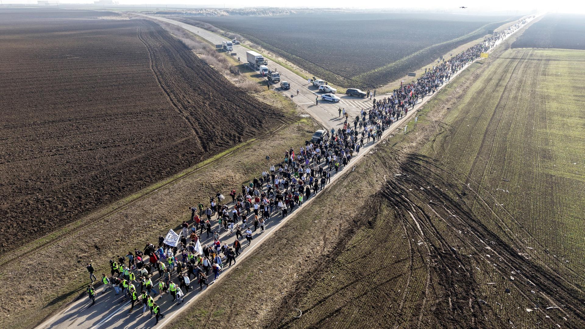 Serbien: Studenten marschieren durch die Felder in Nordserbien nach Novi Sad.