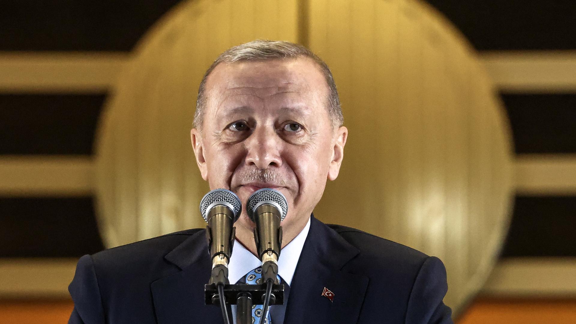 Der türkische Präsident Recep Tayyip Erdogan awendet sich vor dem Präsidentenpalast an seine Unterstützer.