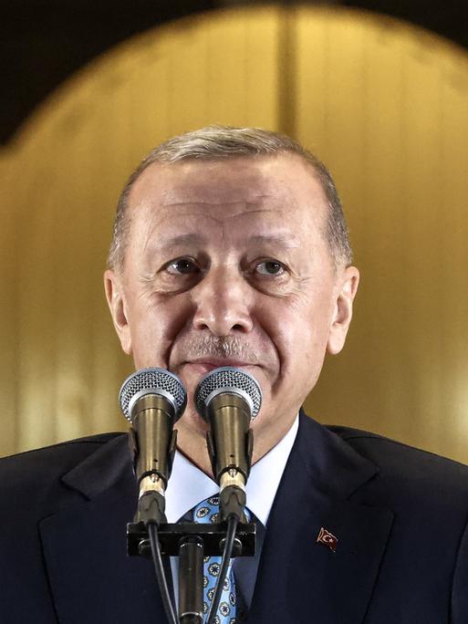 Der türkische Präsident Recep Tayyip Erdogan awendet sich vor dem Präsidentenpalast an seine Unterstützer.