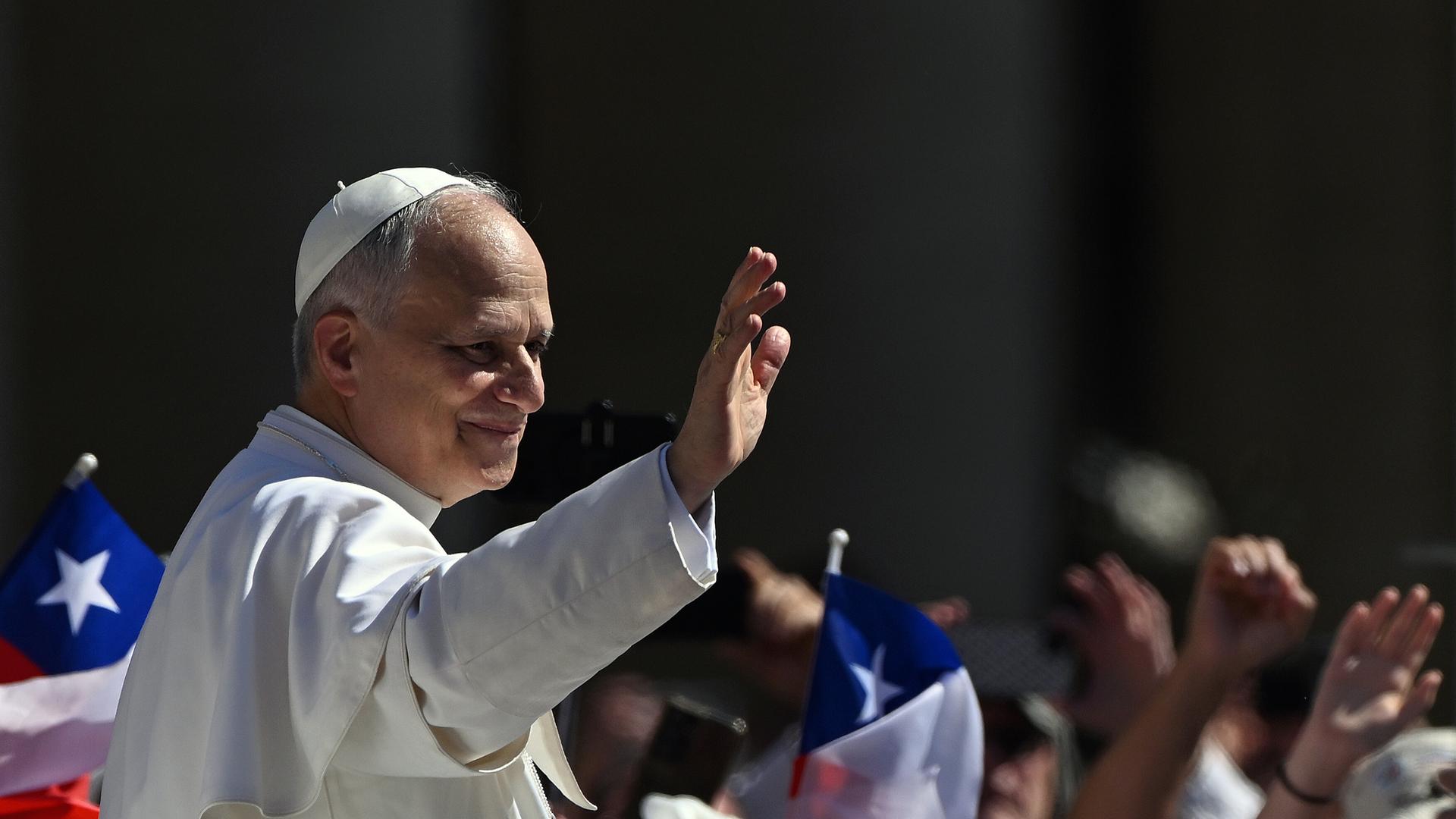 Papst Leo IVX. grüßt die Gläubigen während einer Messe. Papst Leo IVX. grüßt die Gläubigen während einer Messe.