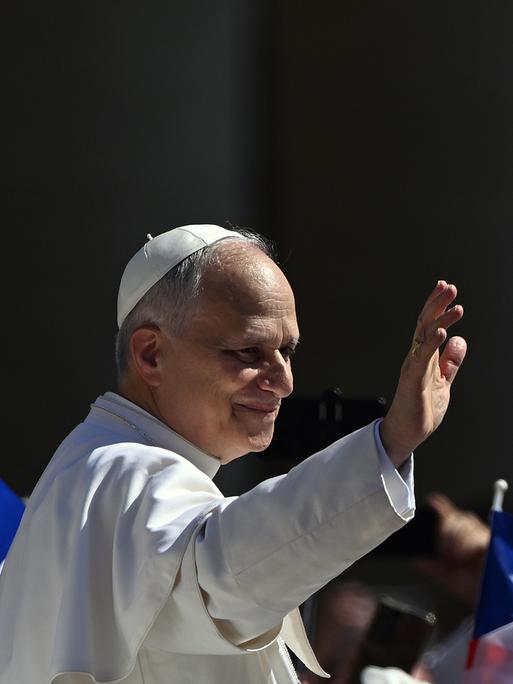 Papst Leo IVX. grüßt die Gläubigen während einer Messe. 