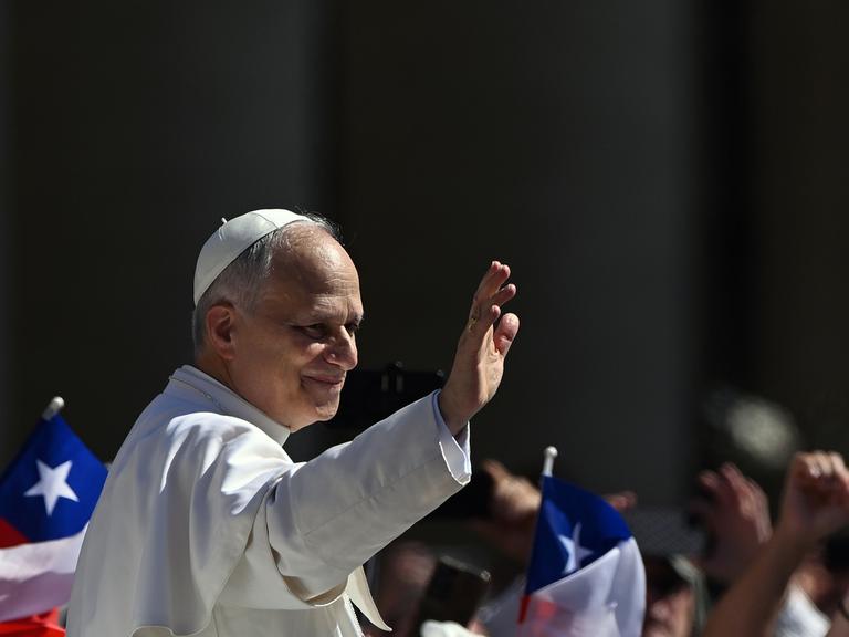Papst Leo IVX. grüßt die Gläubigen während einer Messe. 