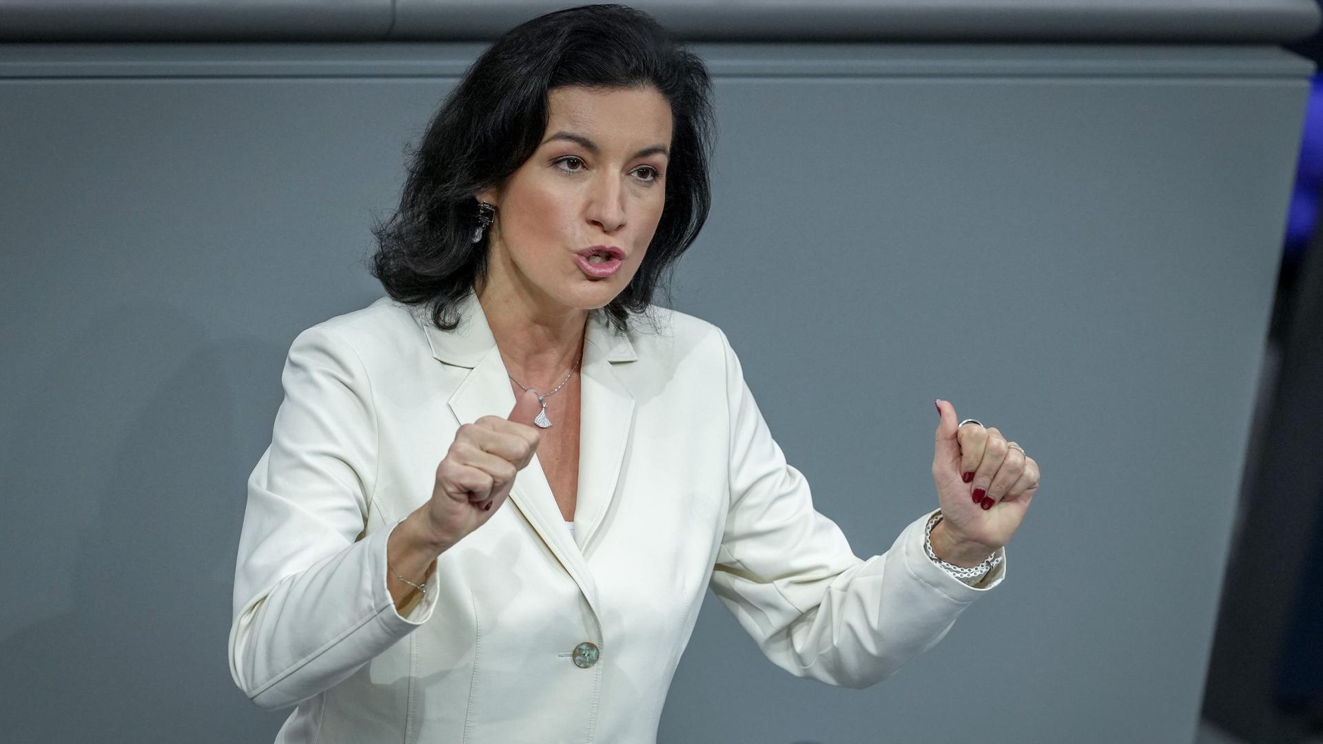 Forschungsministerin Dorothee Bär (CSU) spricht im Plenum des Bundestags. 