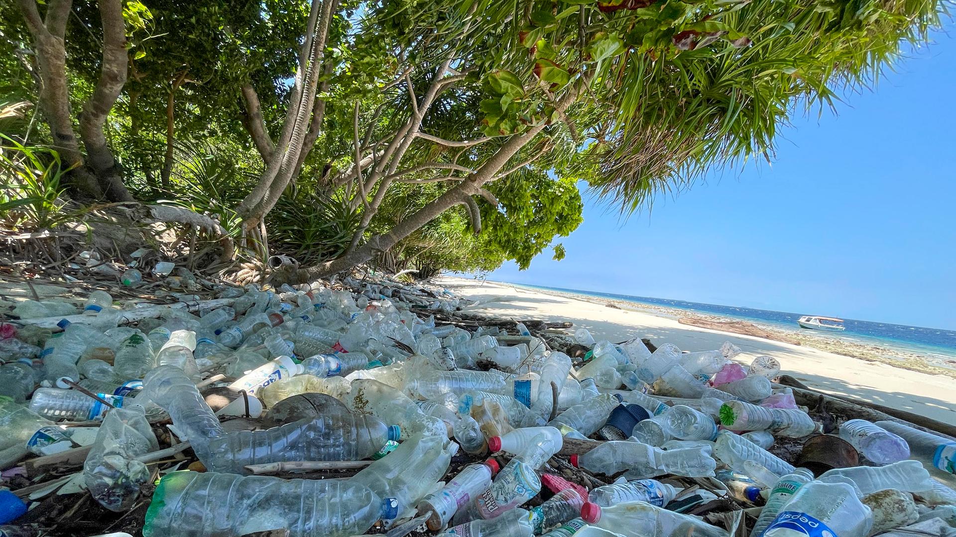 Leere Plastikflaschen auf der Insel Mataking in Sabah, Ost- Malaysia am 01 September 2023. 