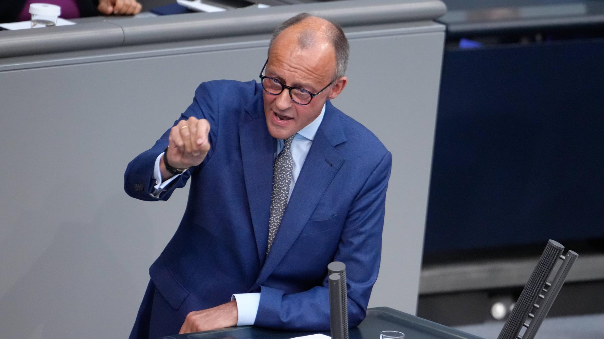 Friedrich Merz (CDU) in der 50. Bundestagssitzung und Debatte im Deutschen Bundestag