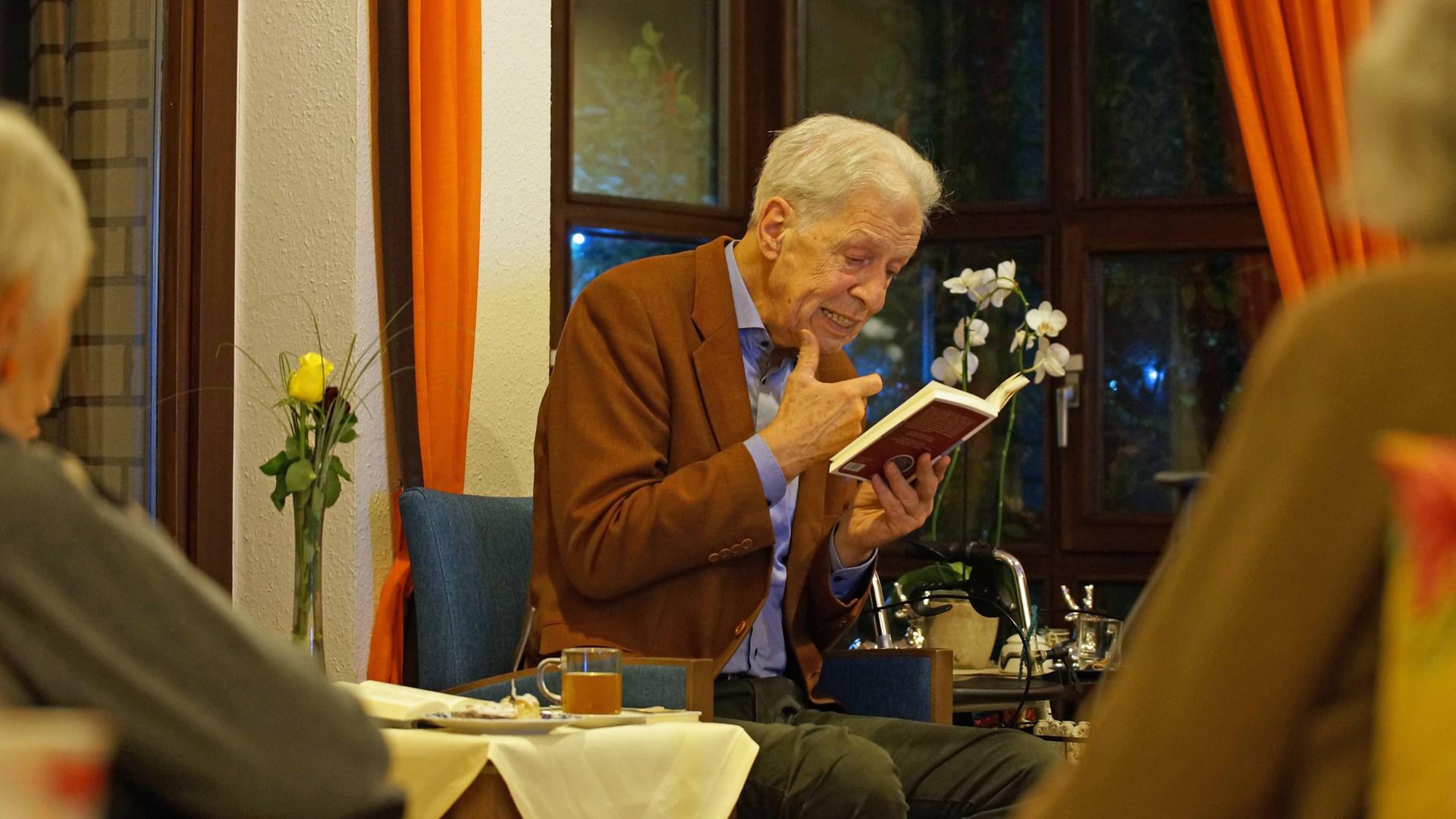 Der Bremer Altbürgermeister Henning Scherf (SPD) wenige Tage vor seinem 80. Geburtstag bei seinem wöchentlichen Lesezirkel in einem Bremer Altenheim-Cafe. 