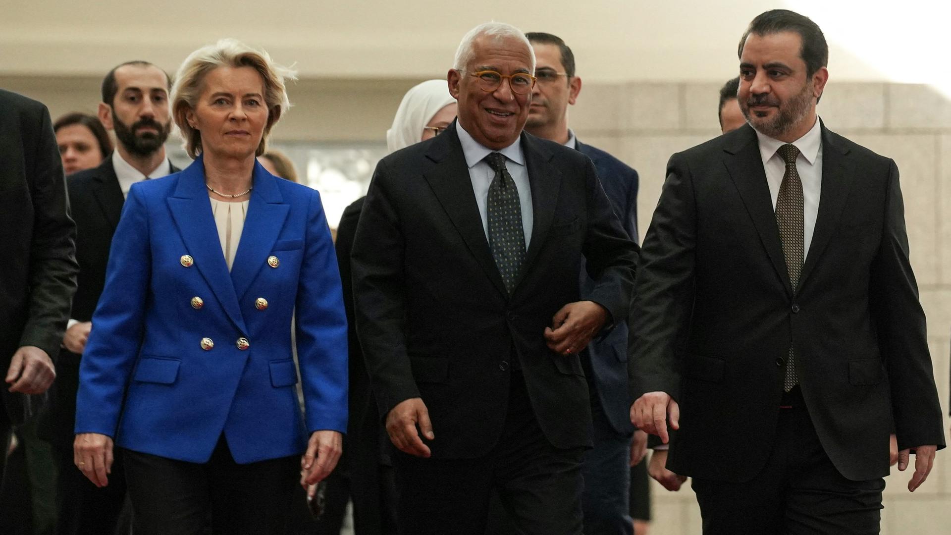 EU-Kommissionspräsidentin von der Leyen geht neben Syriens Außenminister Al-Shaibani und dem Präsidenten des Europäischen Rates, Costa.