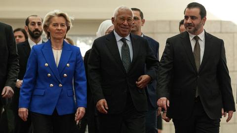 EU-Kommissionspräsidentin von der Leyen geht neben Syriens Außenminister Al-Shaibani und dem Präsidenten des Europäischen Rates, Costa.