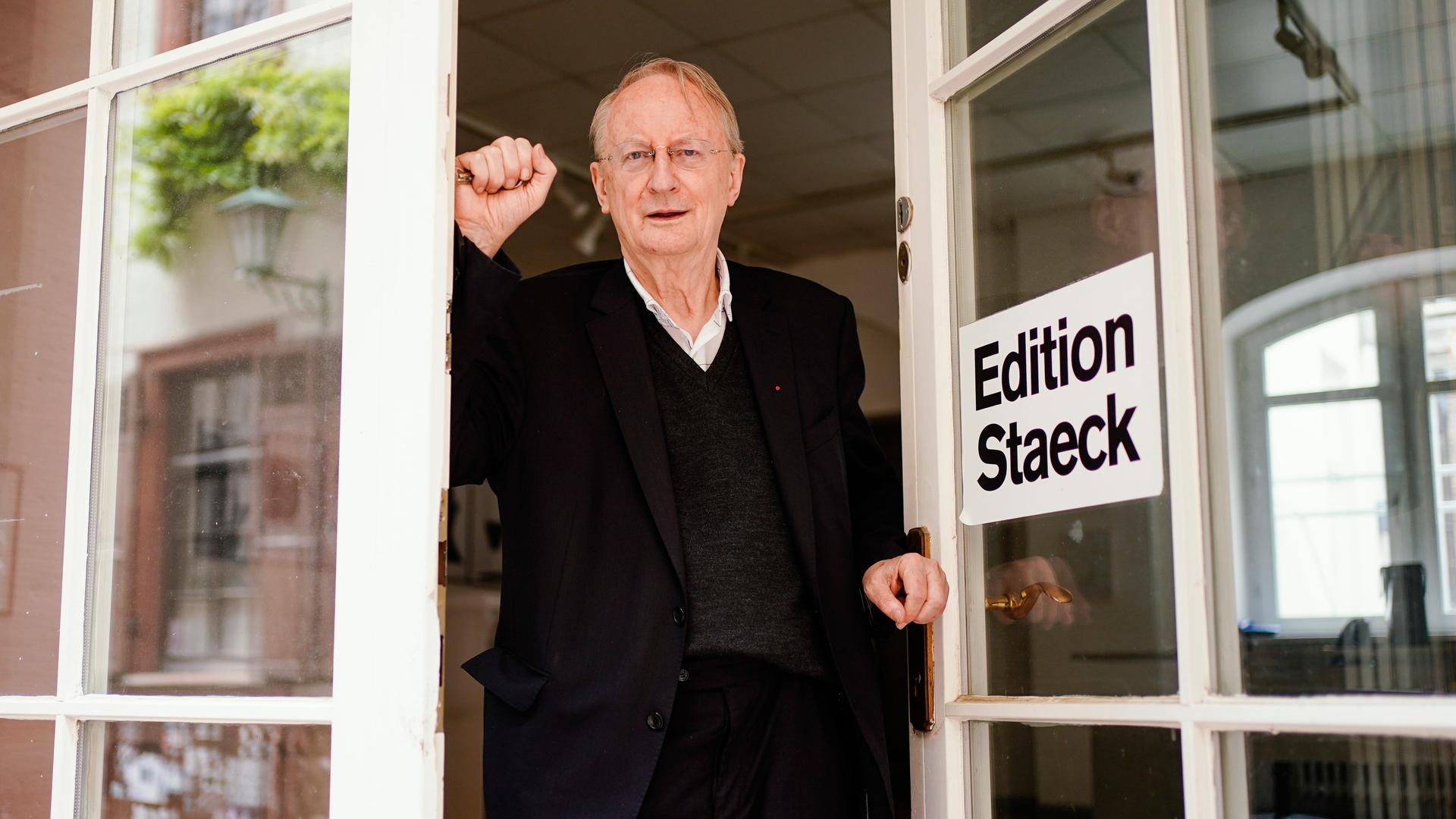 Klaus Staeck, Grafikdesigner und Karikaturist, steht am Eingang zu einem Ausstellungsraum