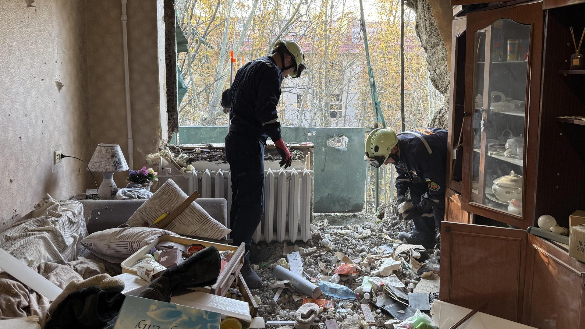 Zivile Helfer beseitigen Schäden nach einemrussischen Angriff auf ein Wohnhaus in der Stadt Saporischschja im Süden der Ukraine. 