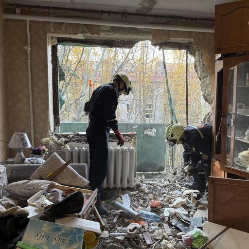 Zivile Helfer beseitigen Schäden nach einemrussischen Angriff auf ein Wohnhaus in der Stadt Saporischschja im Süden der Ukraine. 