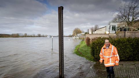 Ein Deichwächter der Limburger Wasserbehörde dreht seine Runde an kritischen Punkten in und um das Dorf Arcen in den Niederlanden.
