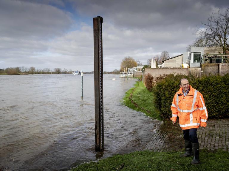 Ein Deichwächter der Limburger Wasserbehörde dreht seine Runde an kritischen Punkten in und um das Dorf Arcen in den Niederlanden.