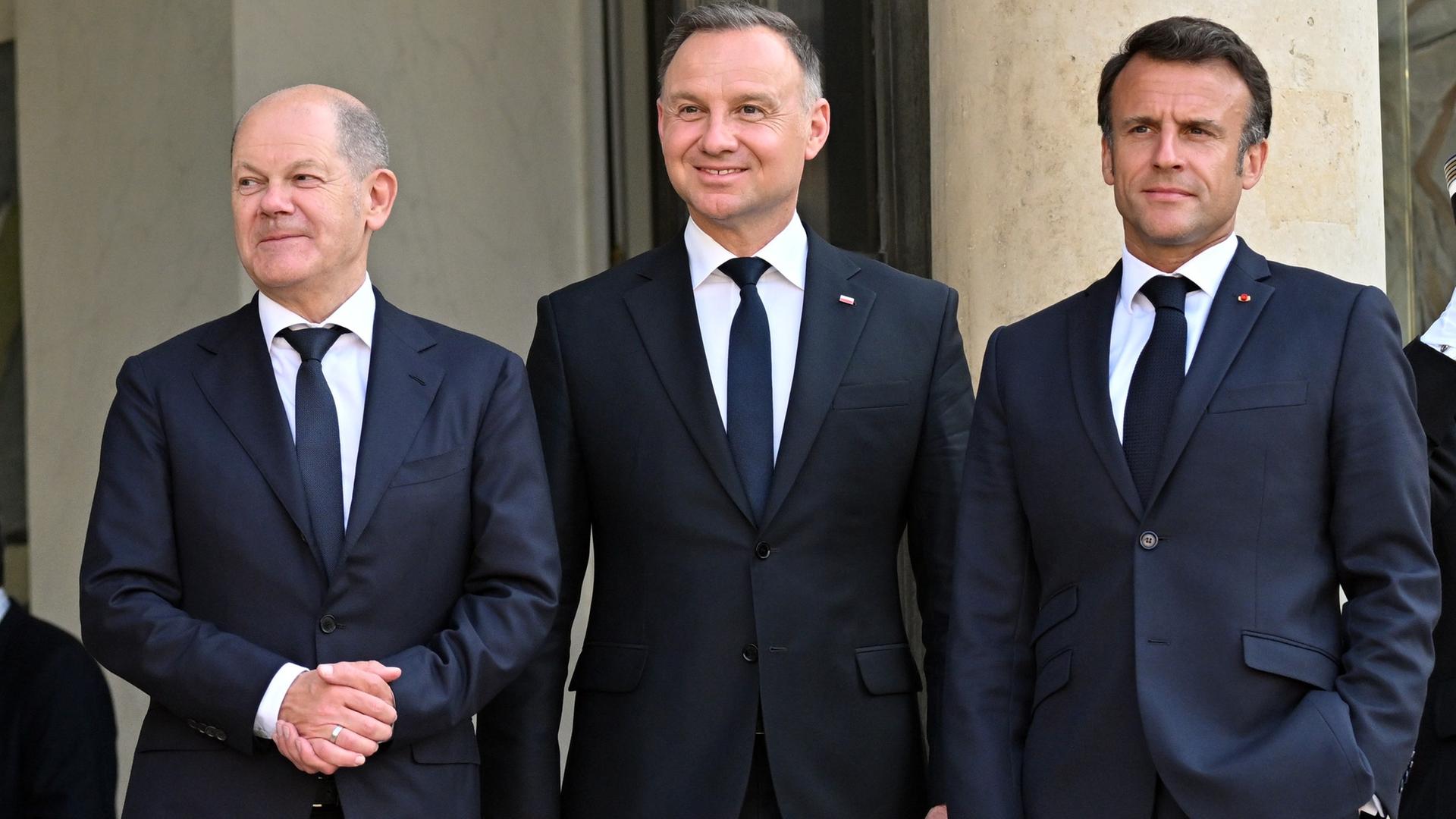 Der französische Präsident Emmanuel Macron (v.r.), der polnische Präsident Andrzej Duda und der deutsche Bundeskanzler Olaf Scholz beim Treffen des Weimarer Dreiecks in Paris im Juni 2023. 