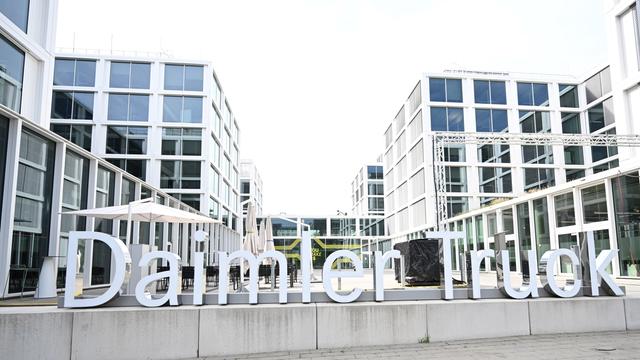 Leinfelden-Echterdingen: Der Schriftzug der Dachmarke Daimler Truck steht vor der Zentrale des Nutzfahrzeugherstellers.