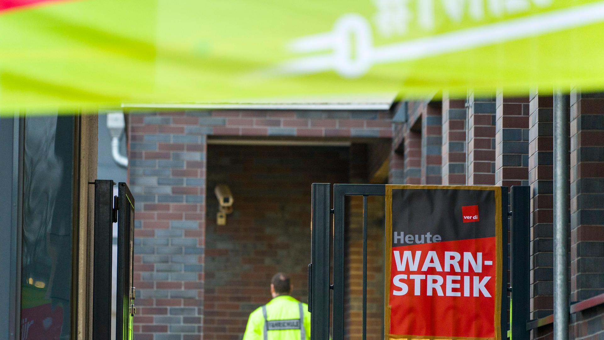 Wiesbaden: Der Hauptsitz der ESWE Verkehrsgesellschaft, kommunaler Verkehrsdienstleister in Wiesbaden, wird bestreikt. 