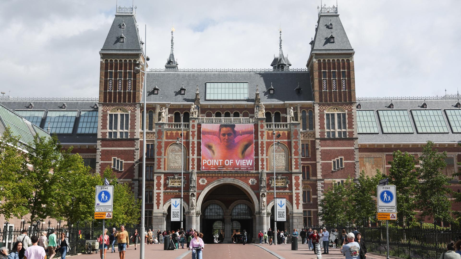 Blick von außen auf den Eingang des Amsterdamer Rijksmuseums Blick von außen auf den Eingang des Amsterdamer Rijksmuseums