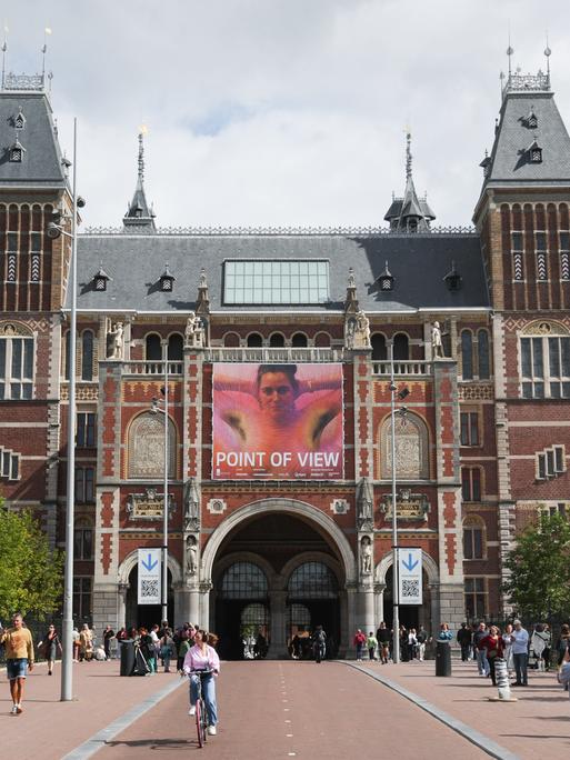Blick von außen auf den Eingang des Amsterdamer Rijksmuseums
