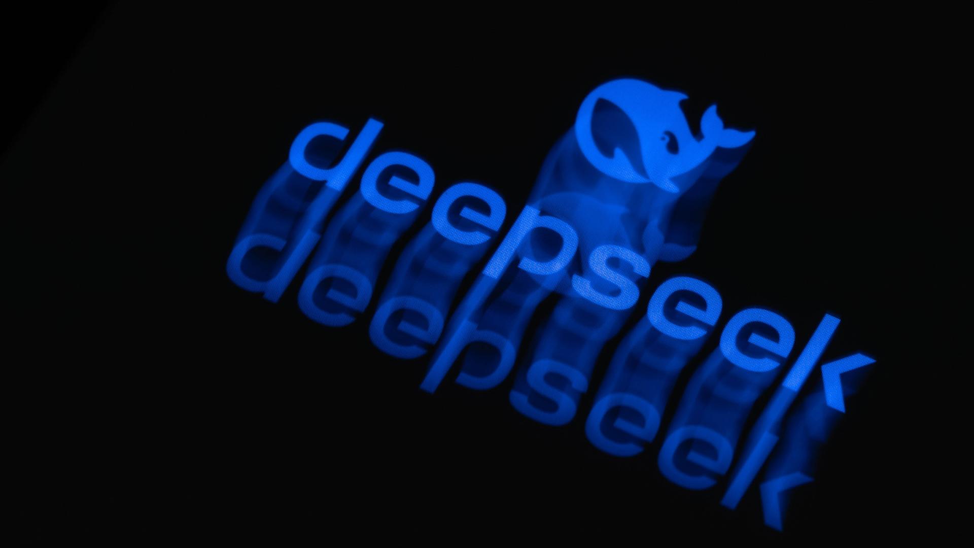 Das Logo des chinesischen Startups DeepSeek ist auf dem Display eines Smartphones zu sehen.