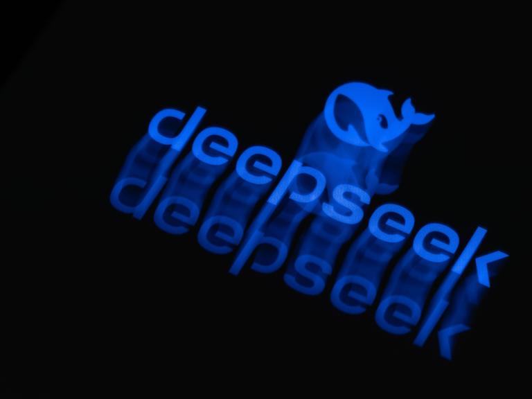 Das Logo des chinesischen Startups DeepSeek ist auf dem Display eines Smartphones zu sehen.