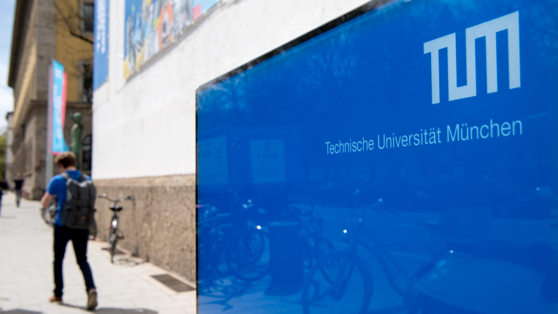 Ein Student geht vor dem Haupteingang der Technischen Universität München entlang. Ein Student geht vor dem Haupteingang der Technischen Universität München entlang.