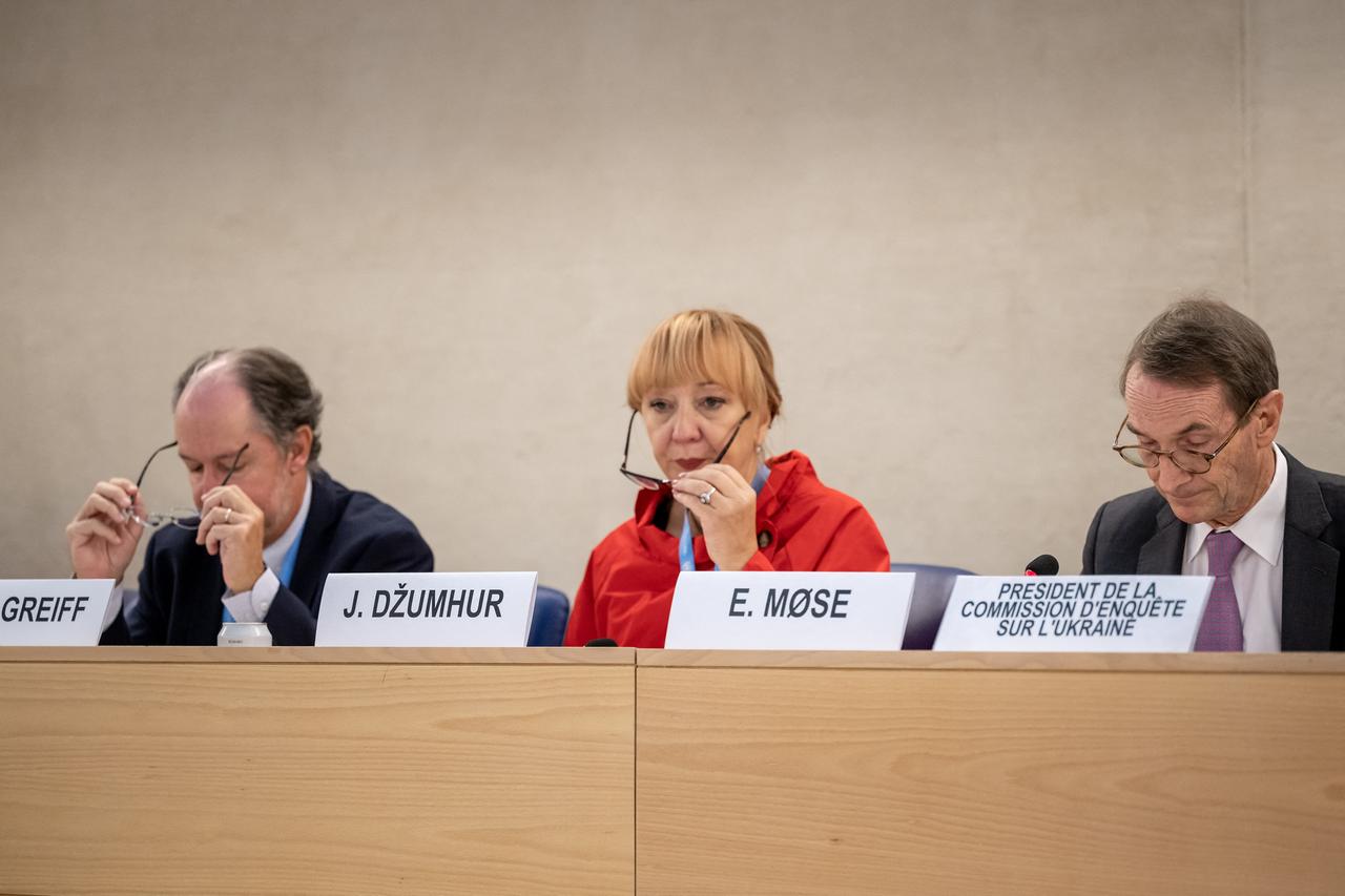 Das Bild zeigt den Vorsitzende der Unabhängigen Untersuchungskommission zur Ukraine Erik Mose (R), Jasminka Dzumhur (M) und Pablo de Greiff (L). Sie sitzen auf einem Podium und stellen den ersten Bericht zu Kriegsverbrechen dem UNO-Menschenrechtsrat in Genf vor. 
