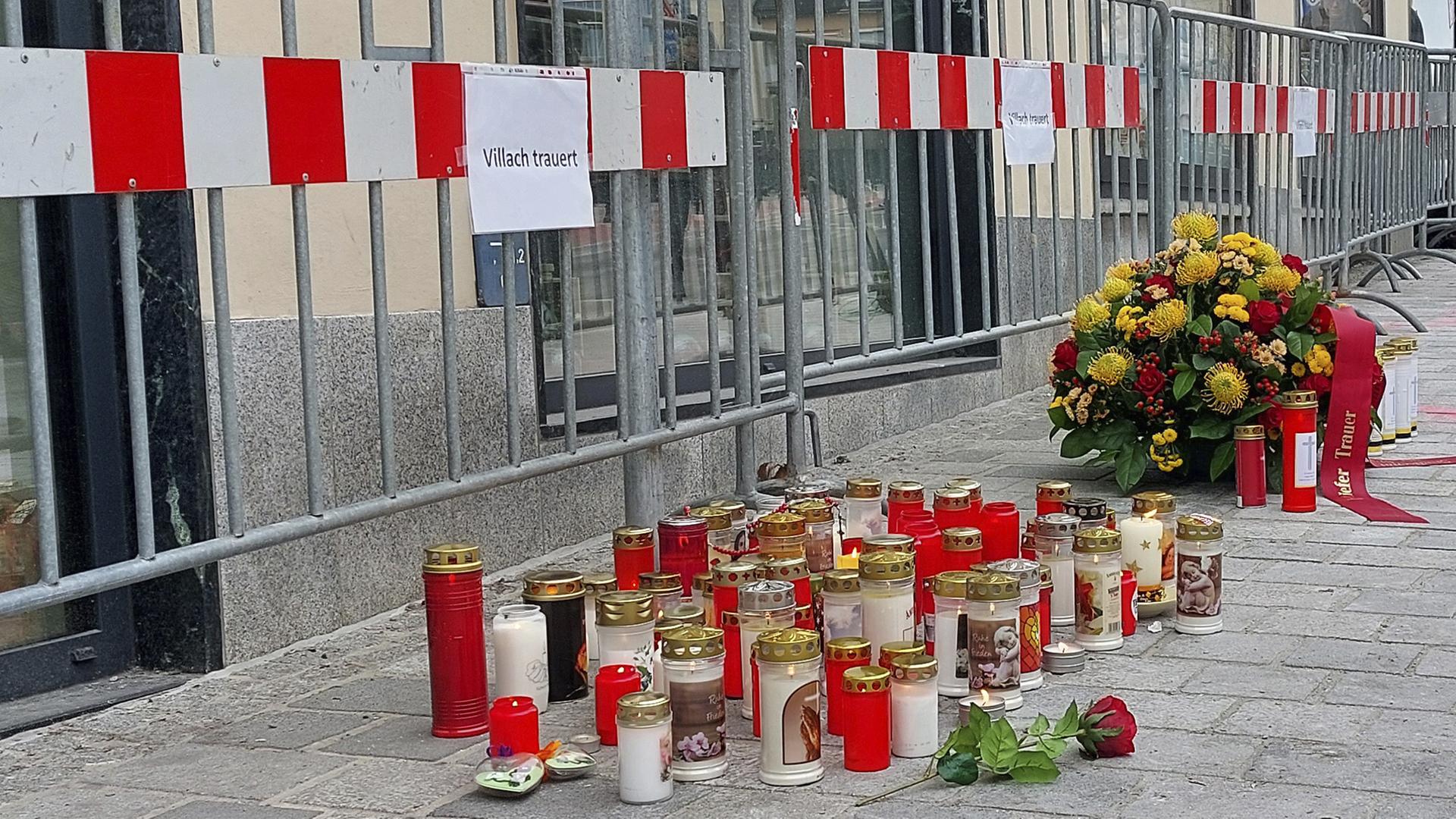 Blumen und Kerzen stehen am Tatort des Messerattentats in Villach 