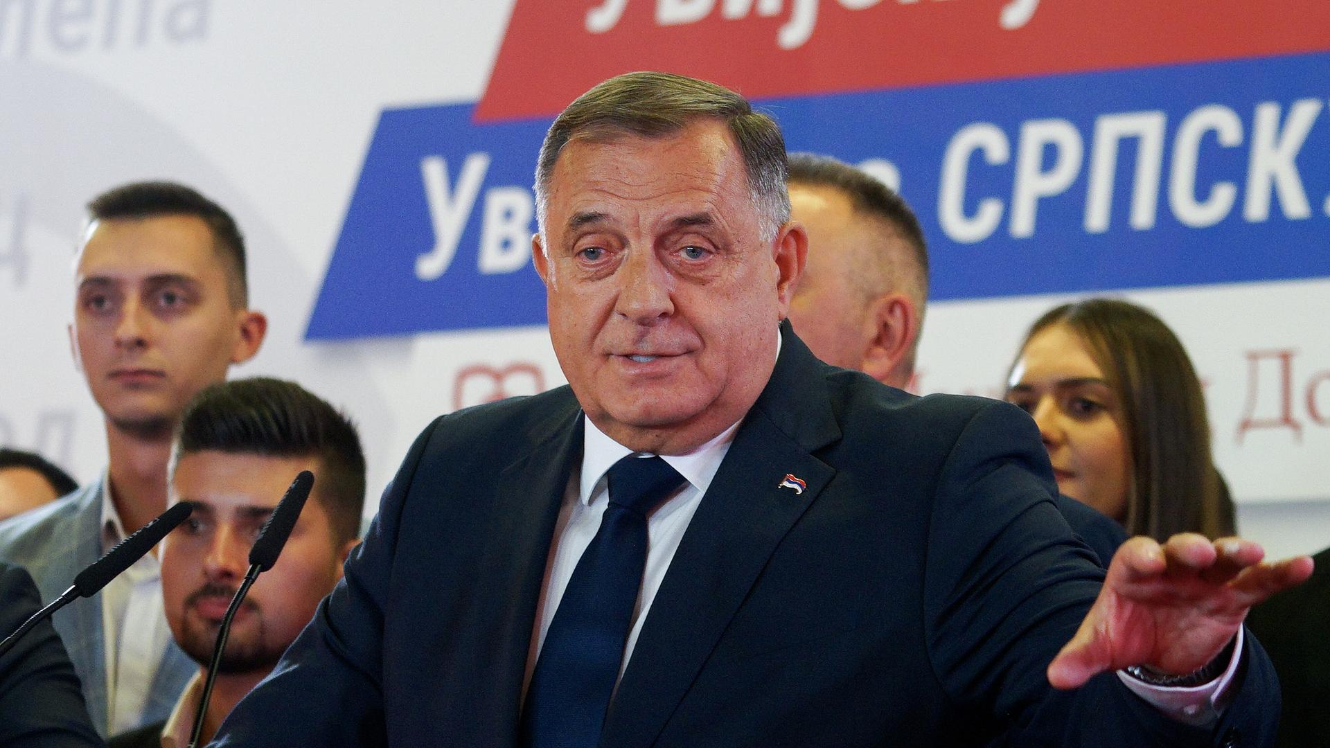 Der Vorsitzende der Allianz der Unabhängigen Sozialdemokraten (SNSD), Milorad Dodik, spricht während einer Pressekonferenz nach der Veröffentlichung der Ergebnisse der Parlamentswahlen in Banja Luka, Bosnien.