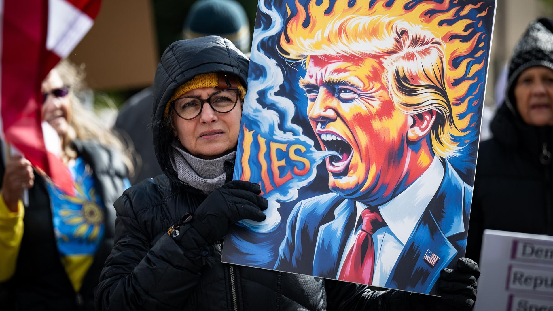 Die Menschen demonstrieren gegen Präsident Trump Die Menschen demonstrieren gegen Präsident Trump