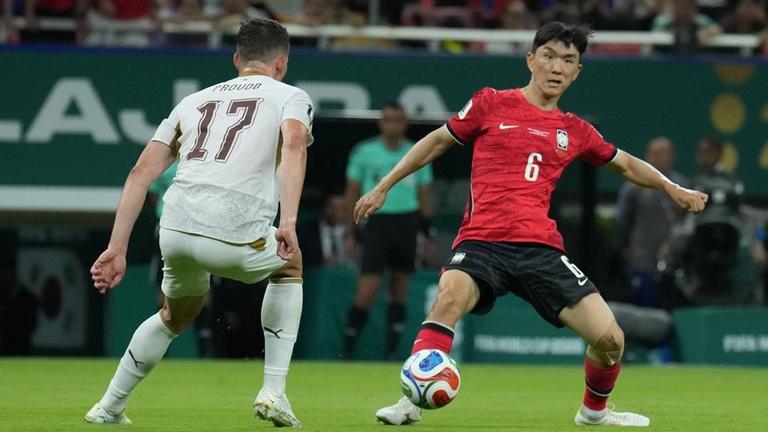 Ein Fußballspieler aus Tschechien und einer aus Südkorea spielen bei der WM. Der Ball scheint zwischen ihnen zu sein. Ein Fußballspieler aus Tschechien und einer aus Südkorea spielen bei der WM. Der Ball scheint zwischen ihnen zu sein.