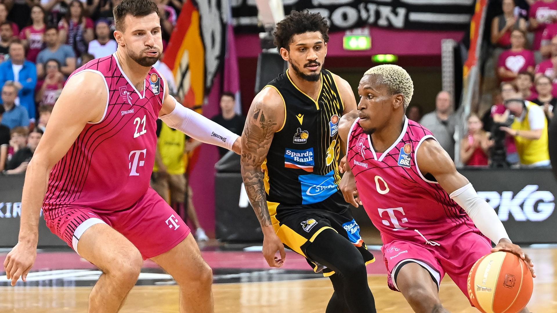 TJ Shorts II von den Telekom Basekts geht an Prentiss Hubb (MHP Riesen Ludwigsburg, #03) vorbei. Leon Kratzer (Telekom Baskets Bonn) versucht, zu blocken. TJ Shorts II von den Telekom Basekts geht an Prentiss Hubb (MHP Riesen Ludwigsburg, #03) vorbei. Leon Kratzer (Telekom Baskets Bonn) versucht, zu blocken.