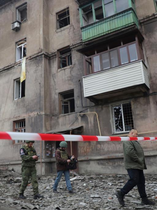 Ukraine, Makijiwka: Ermittler inspizieren ein Wohnhaus nach dem Beschuss. (Quelle: AP)