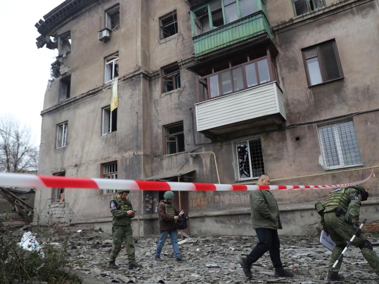 Ukraine, Makijiwka: Ermittler inspizieren ein Wohnhaus nach dem Beschuss. (Quelle: AP)