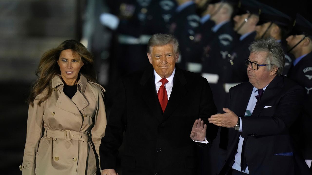 US-Präsident Donald Trump und First Lady Melania Trump verlassen die Air Force One bei ihrer Ankunft am Flughafen Stansted in London, Großbritannien. 