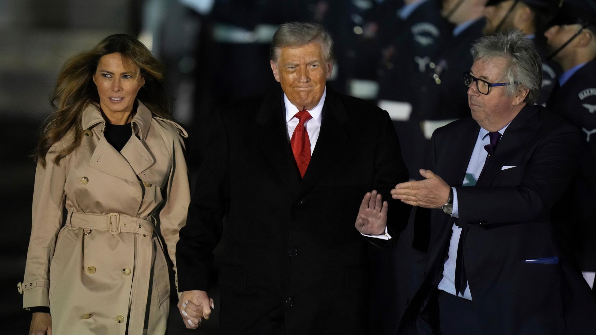 US-Präsident Donald Trump und First Lady Melania Trump verlassen die Air Force One bei ihrer Ankunft am Flughafen Stansted in London, Großbritannien. 