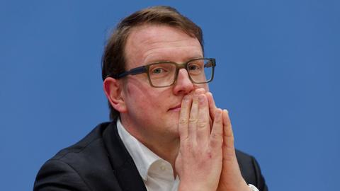 Porträt des Soziologen Prof. Dr. Matthias Quent, Rechtsextremismus-Forscher an der Hochschule Magdeburg-Stendal Porträt des Soziologen Prof. Dr. Matthias Quent, Rechtsextremismus-Forscher an der Hochschule Magdeburg-Stendal