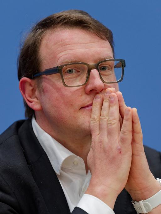 Porträt des Soziologen Prof. Dr. Matthias Quent, Rechtsextremismus-Forscher an der Hochschule Magdeburg-Stendal