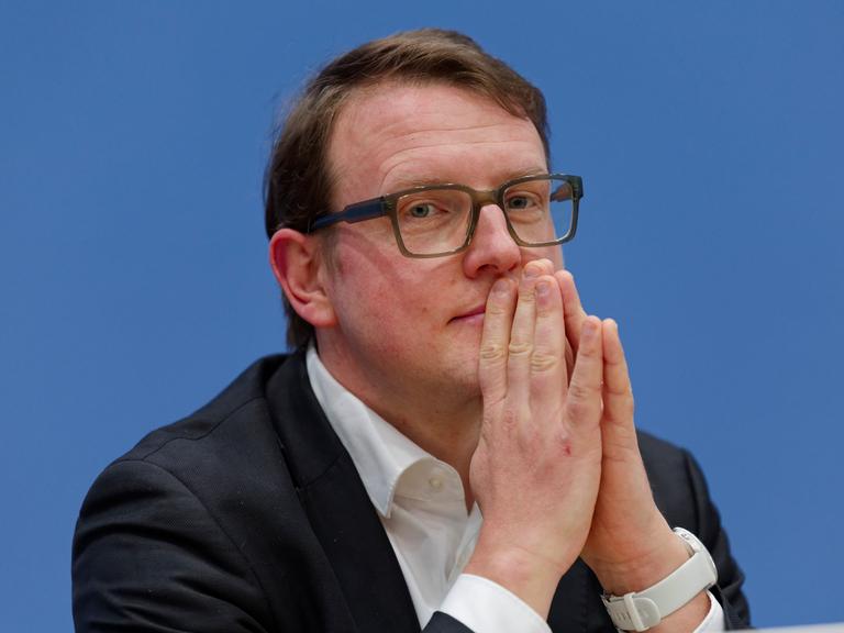 Porträt des Soziologen Prof. Dr. Matthias Quent, Rechtsextremismus-Forscher an der Hochschule Magdeburg-Stendal