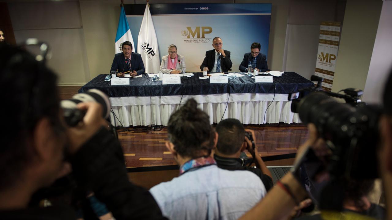 Kameras sind gerichtet auf Generalstaatsanwältin María Consuelo Porras - auf einer Pressekonferenz 2018 mit anderen Teilnehmern