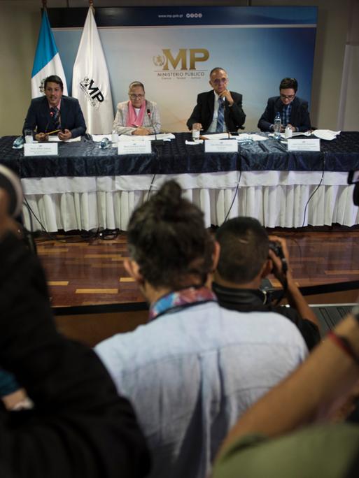 Kameras sind gerichtet auf Generalstaatsanwältin María Consuelo Porras - auf einer Pressekonferenz 2018 mit anderen Teilnehmern