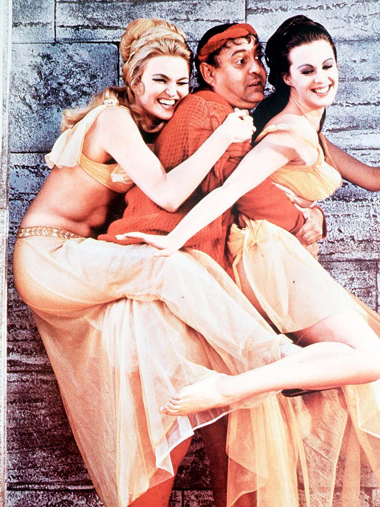 Standbild aus dem Film "Toll trieben es die alten Römer!". Ein Mann steht zwischen zwei Frauen, sie sind alle leicht bekleidet und lachen gemeinsam Standbild aus dem Film "Toll trieben es die alten Römer!". Ein Mann steht zwischen zwei Frauen, sie sind alle leicht bekleidet und lachen gemeinsam