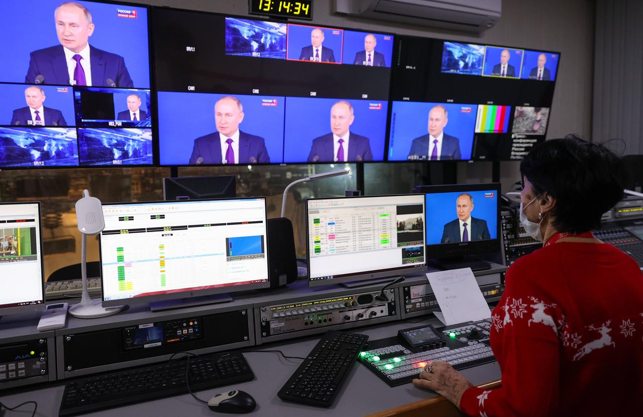 Blick in den Regie-Raum während der Live-Übertragung von Wladimir Putins Pressekonferenz zum Jahresende – am 23.12.2021 